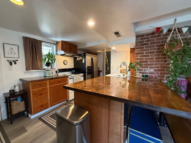Foto del edificio - 1511 Lakeway Dr