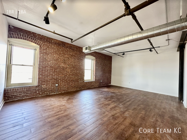 Building Photo - LARGE LOFT in River Market