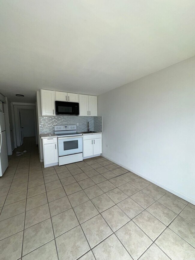 Foto del edificio - Makaha Surfside One Bedroom A building $16...