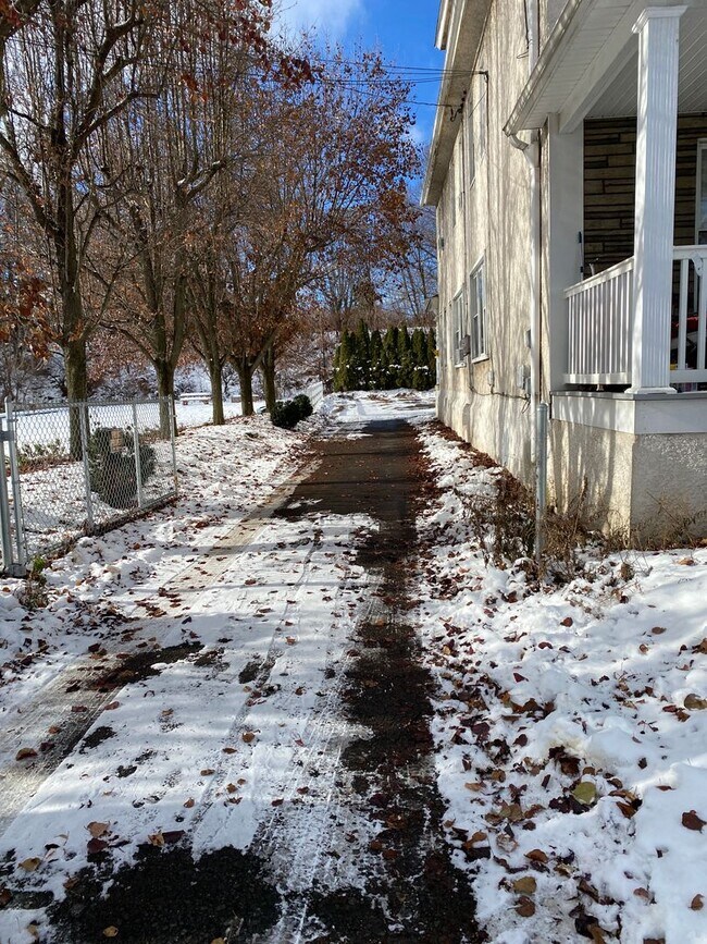 Foto del edificio - 406-408 Railroad Ave