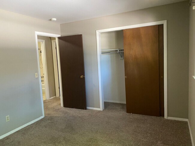 Building Photo - 303 Robinhood Ln