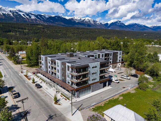 Building Photo - 901-907 7 St N