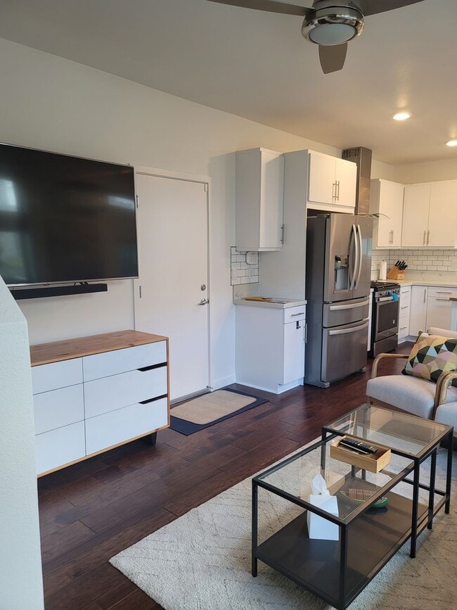 Building Photo - Cozy condo with roof top balcony in Downto...