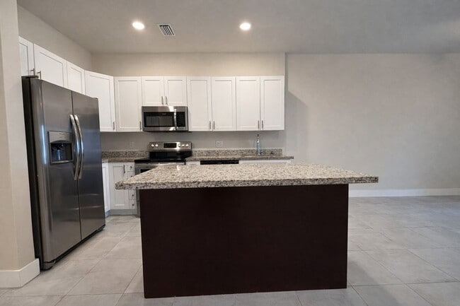 Foto del edificio - 3221-3409 SW 8th Pl
