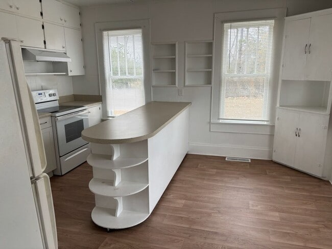 Building Photo - 2 Bedroom, 1 Bathroom Country Home