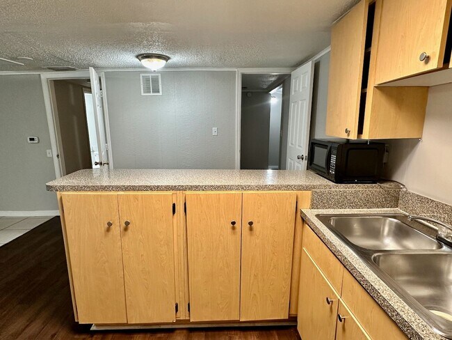 Building Photo - Duplex in Lake Wales now available!