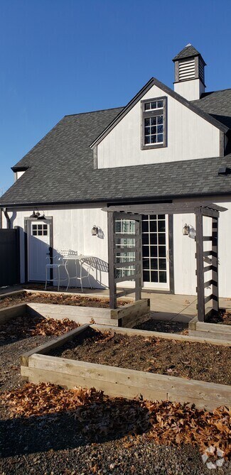Building Photo - 2614 Boston Post Rd