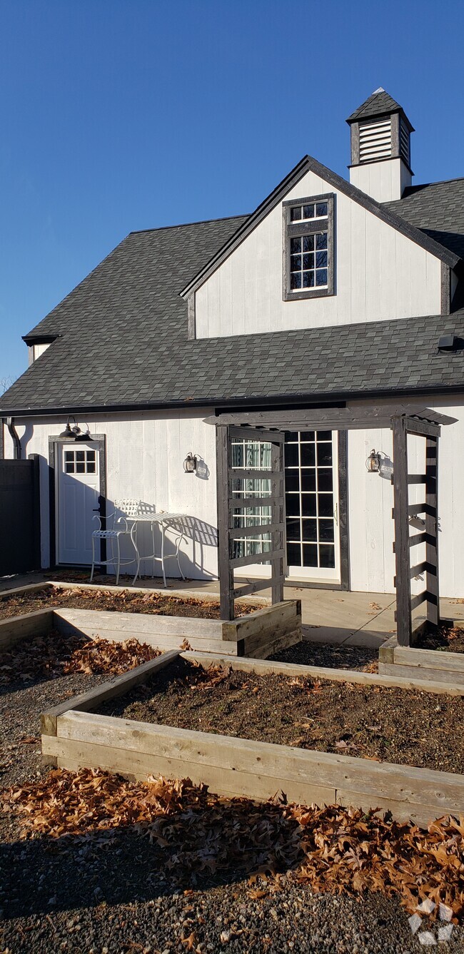Building Photo - 2614 Boston Post Rd