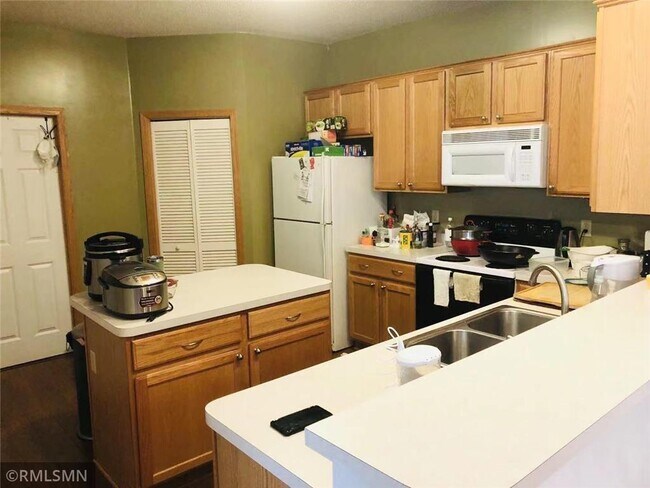 Foto del edificio - 3625 Lawndale Ln N
