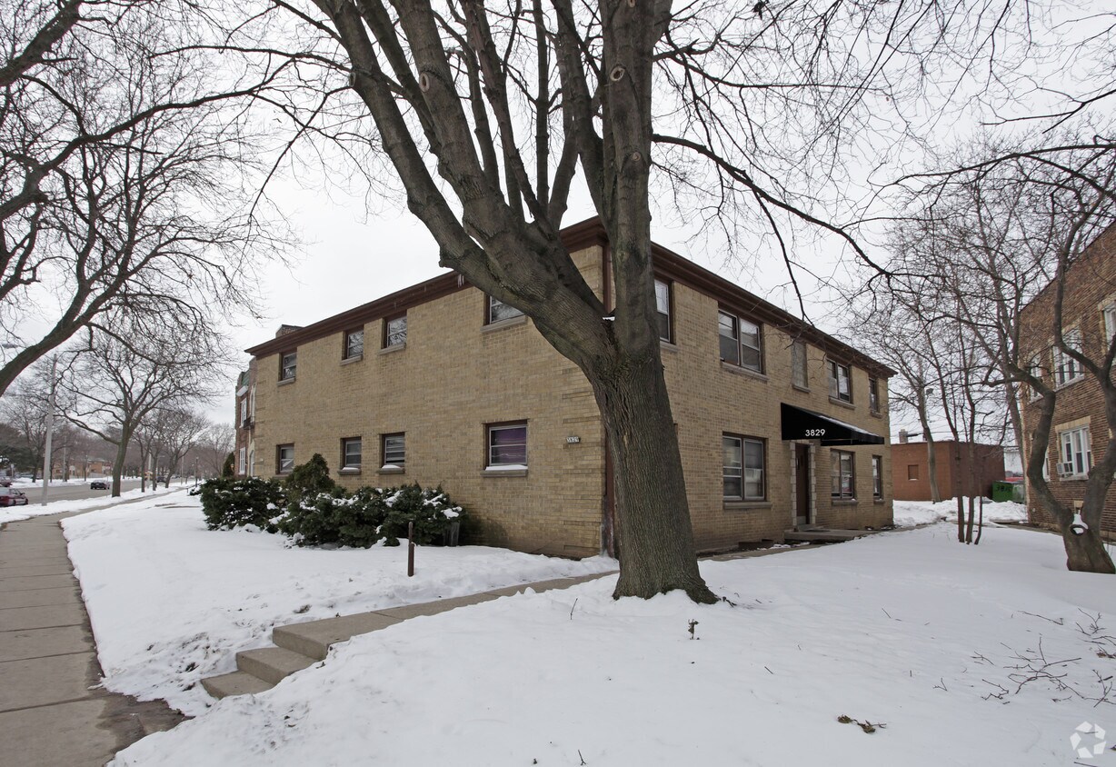 Building Photo - Cozy 1BR in Riverwest $895 – Heat Included | Hardwood Floors | Storage + Laundry