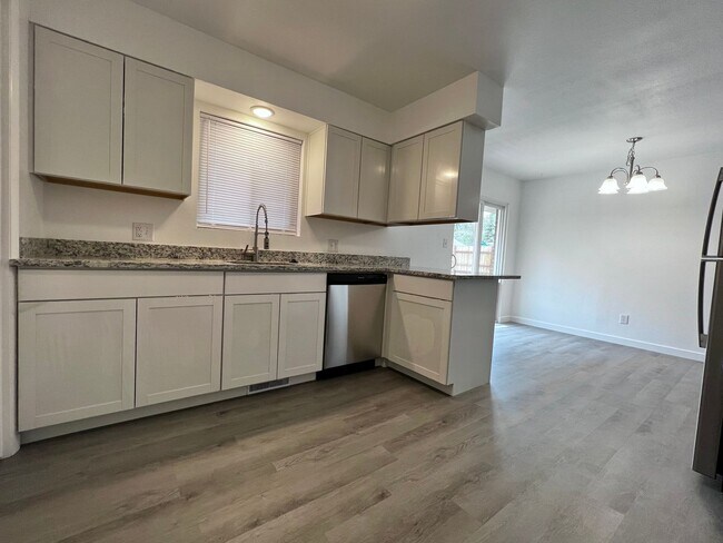 Foto del edificio - Newly Renovated 2 Bed 1 Bath Duplex in Nor...