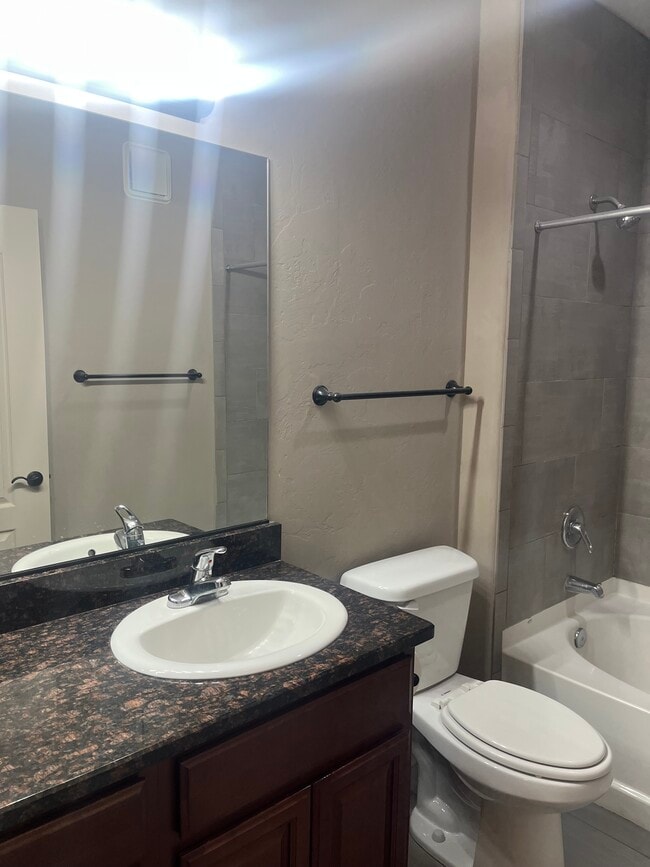 Building Photo - 2550 E River Rd