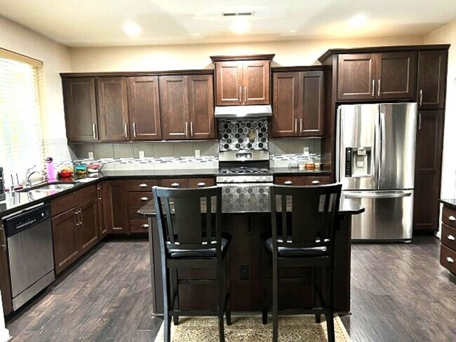Building Photo - Spacious 4-Bed Home with Loft & Covered Patio in North Creek