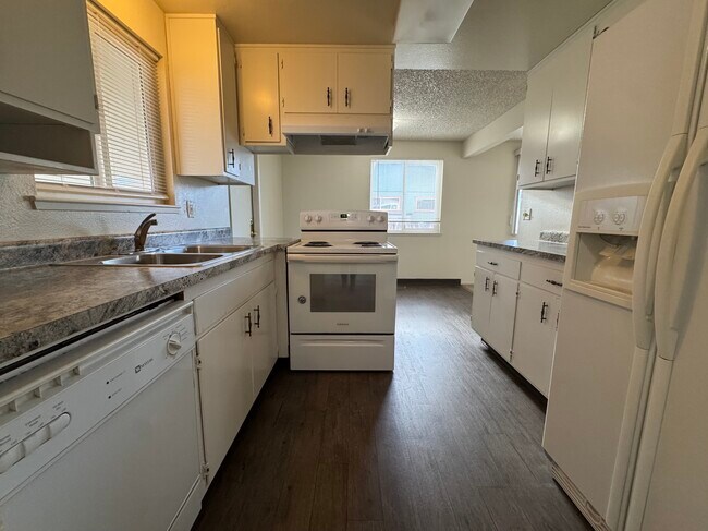 Foto del edificio - 1380 Kittyhawk Ave