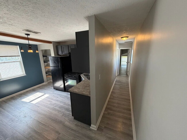 Building Photo - Charming 3-Bedroom Apartment in the Heart of Jeffersonville   All Utilities Included