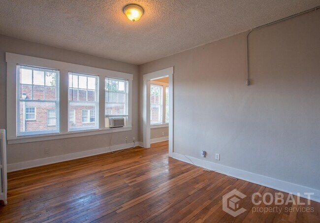 Foto del edificio - 674 Somerset Terrace NE