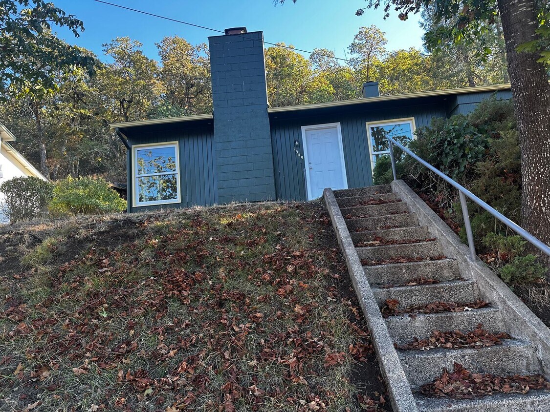 Foto principal - Cozy three-bedroom 1 bath house with small...