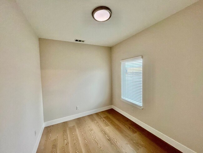 Foto del edificio - SPECTACULAR, TOP FLOOR 2 BED/1 BATH FULLY RENOVATED!!!