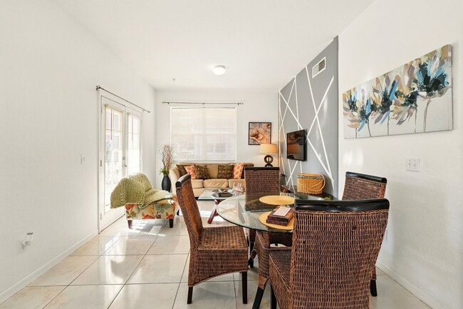 Foto del edificio - Charming and Spacious 4-Bedroom, 3-Bathroom Fully Furnished Townhome  in the Sought-After Venetia...