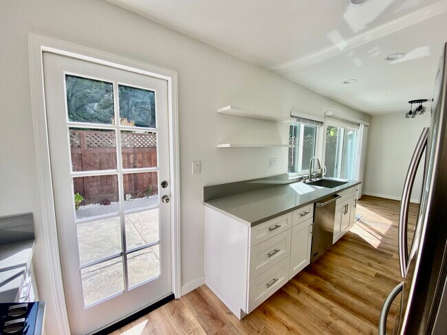 Foto del edificio - 527 Turfwood Ln