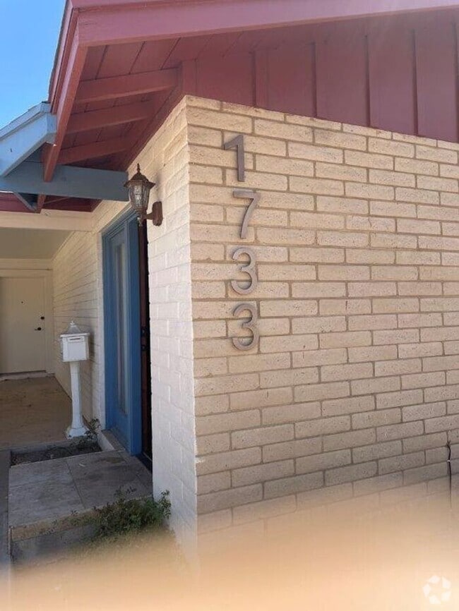 Building Photo - 1733 E Campus Dr