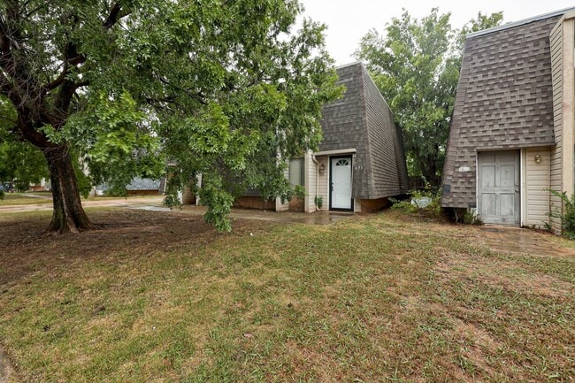 Building Photo - Cute Townhouse in the Heart of Norman, just minutes from OU!