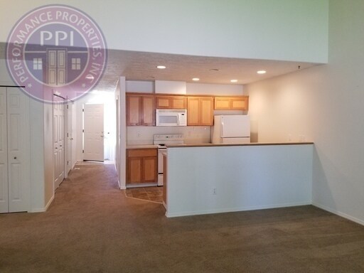 Foto del edificio - Single Level Family Home in Sandy.  New Carpet & LVT  Flooring Pets Welcome