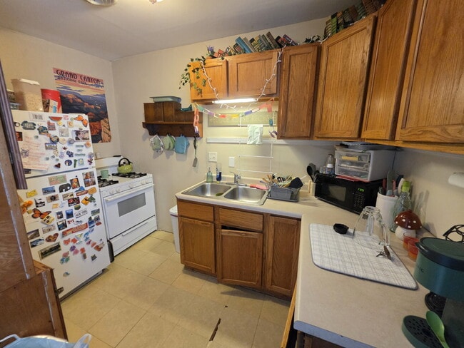 Foto del edificio - 3 Bedroom, 1 Bathroom with Covered Large Balcony and Off-Street Parking