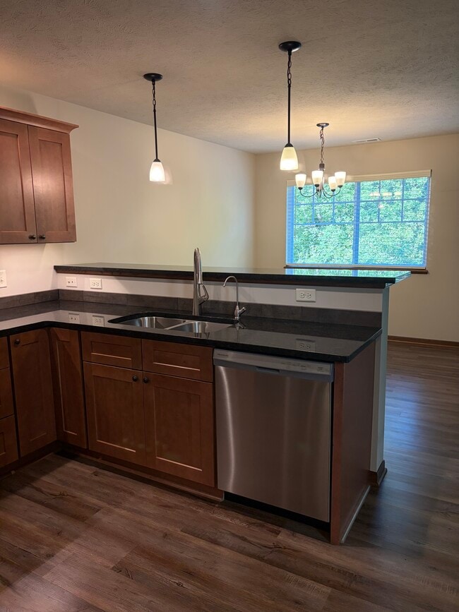 Foto del edificio - 8200 Broken Ridge Dr