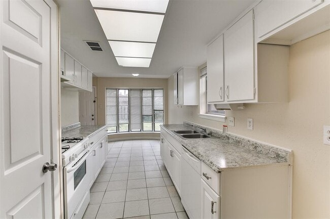 Building Photo - 11203 Sagehill Dr