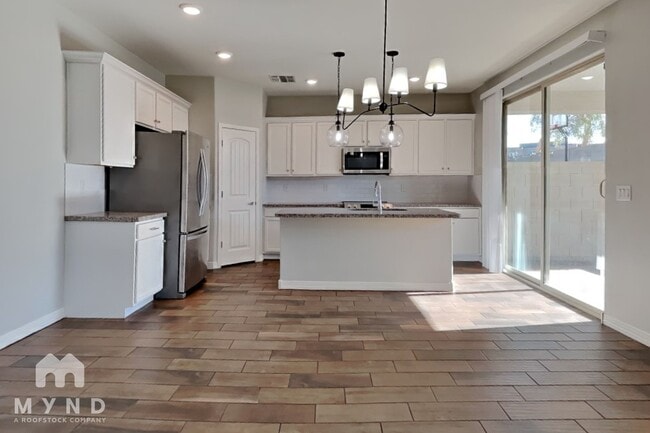 Building Photo - 421 N 119th Dr