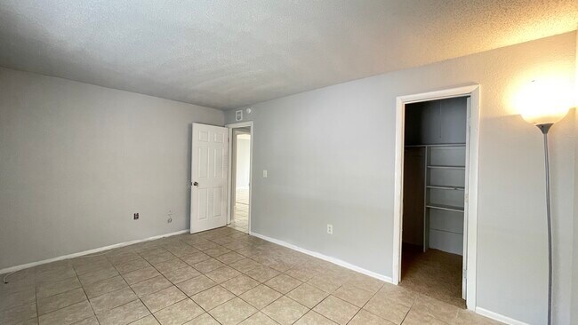 Building Photo - 7501 Palmera Pointe Cir