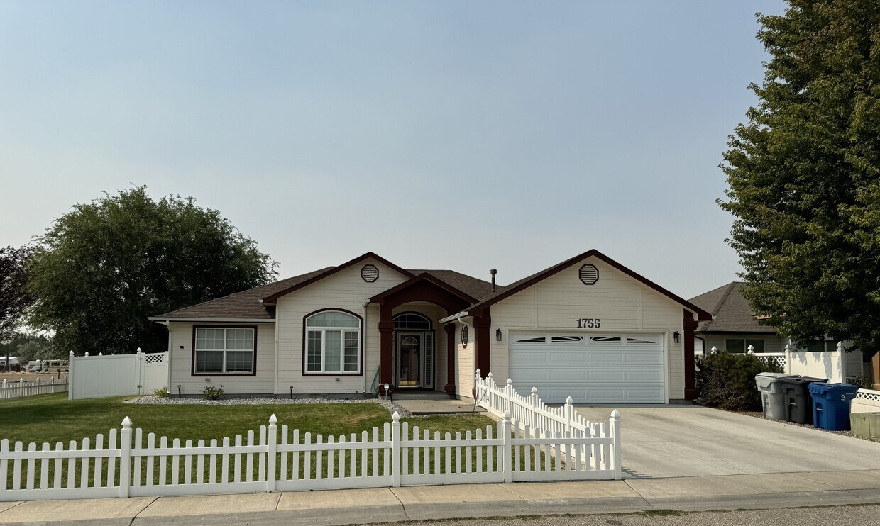 Primary Photo - 1755 Bishop Ct