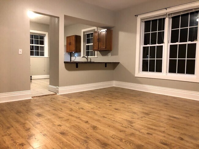 ¡Imagina tus muebles aquí! - 314 N Van Buren St