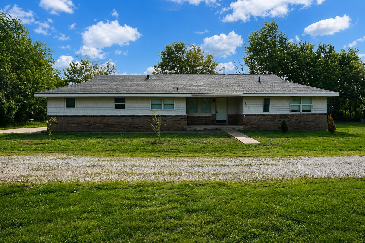 3 Bedroom / 2 Bath Home Located Minutes from Downtown Lowell! - 3 Bedroom / 2 Bath Home Located Minutes from Downtown Lowell!
