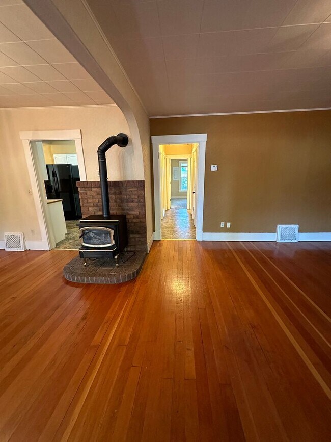 Building Photo - Charming 3 bed 2 bath home in Rexburg, clo...