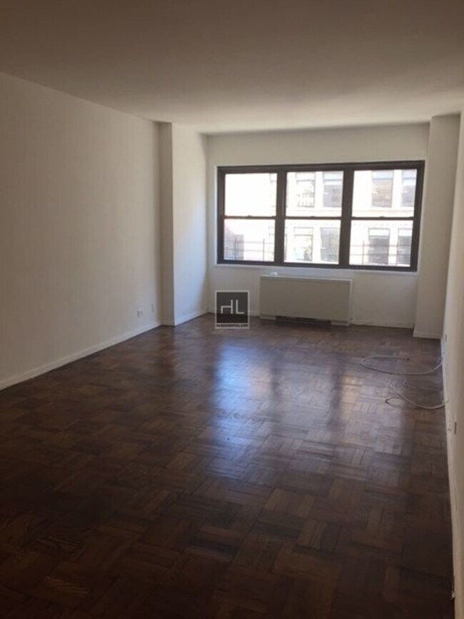 Building Photo - 5 AVENUE