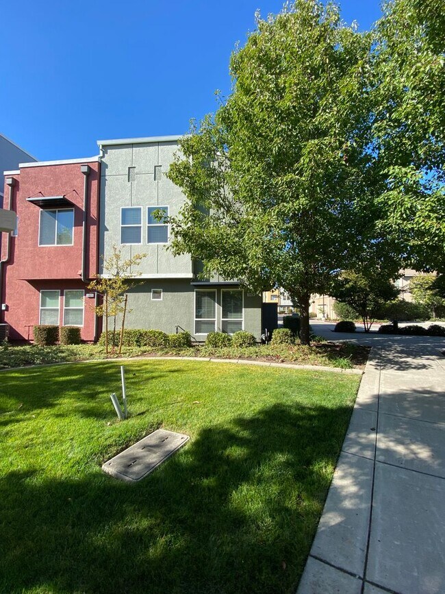 Foto del edificio - Contemporary 3 Bedroom Capital Village Townhome