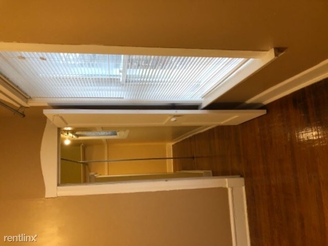 Building Photo - 1 br, 1 bath Apartment - 1751 W. Catalpa