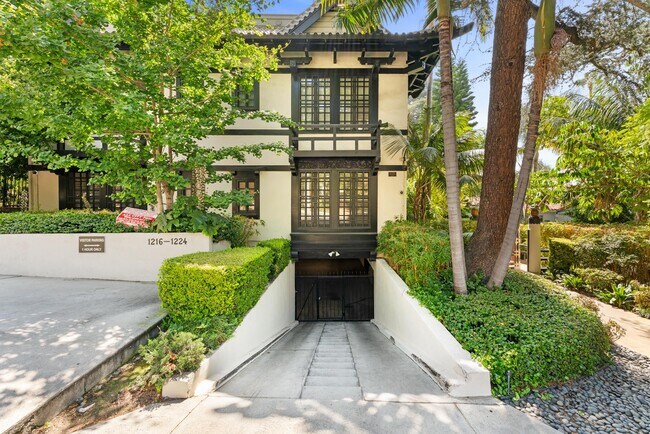 Building Photo - 1218 N La Cienega Blvd