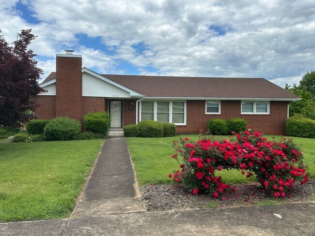 Foto del edificio - 3 Bedroom / 2 Bath Brick Home  Kingsport, TN