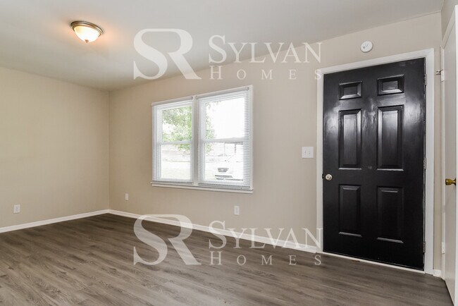 Building Photo - Cute, cozy and comfortable
