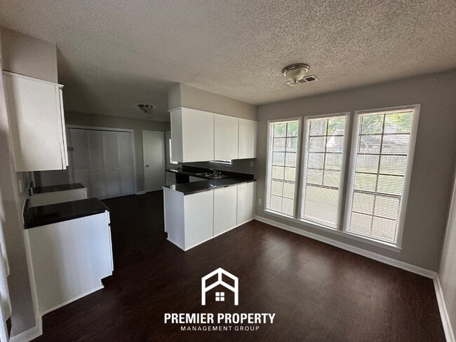 Building Photo - Beautiful 3BR/2BA Near Southwind | Soaring Vaulted Ceilings, Fireplace & Fenced Yard
