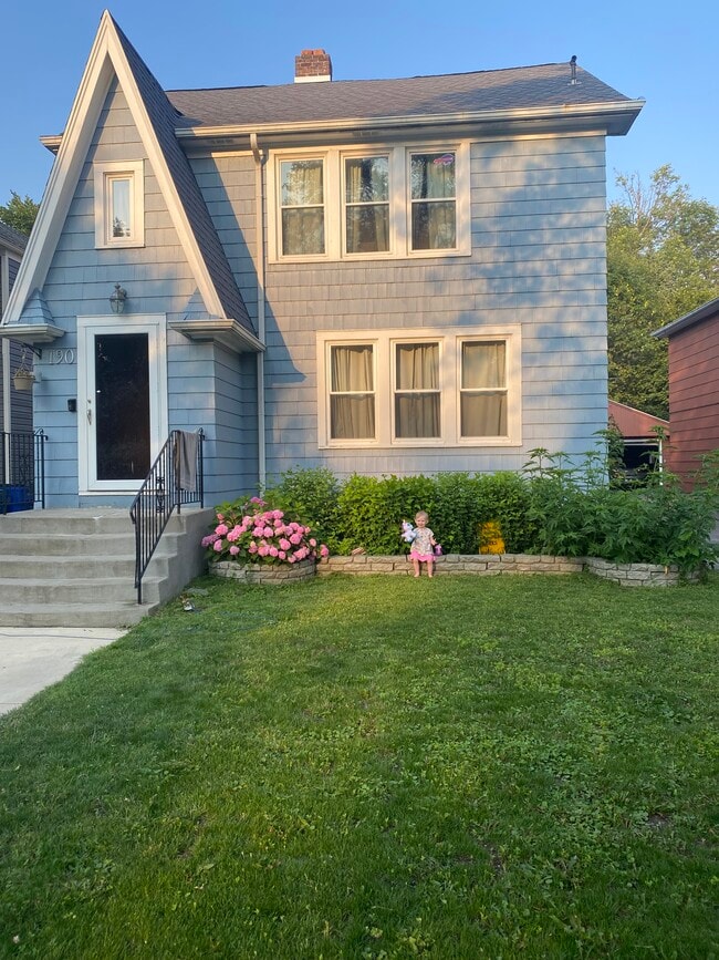 Building Photo - 190 Hamilton Dr