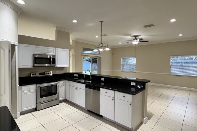 Building Photo - 1025 SW Romaine Ln