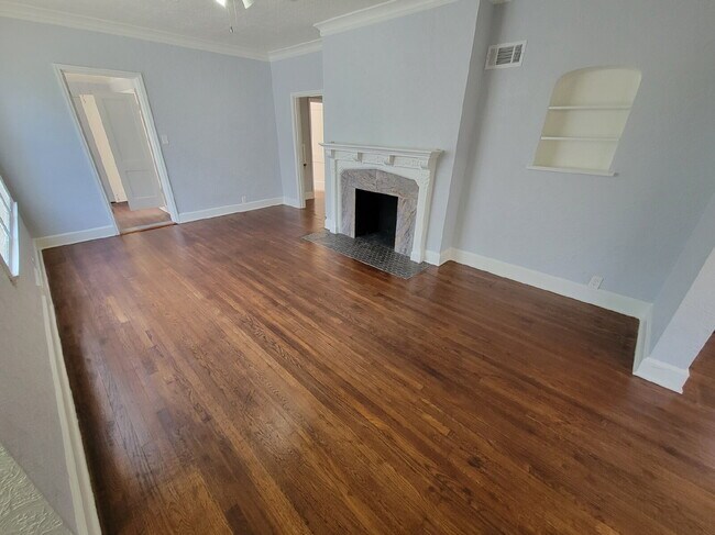 Foto del edificio - Charming 3-Bedroom Retreat with Hardwood Elegance