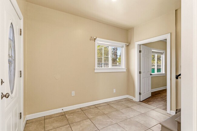 Foto del edificio - Newly Remodeled 4-Bedroom Oakland Duplex with Gated Parking