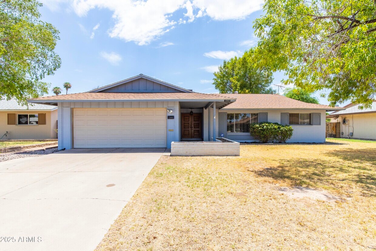 Primary Photo - 1049 E Carter Dr