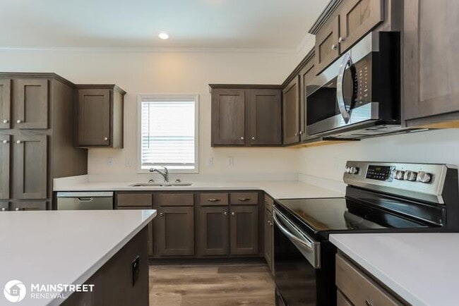 Building Photo - 2121 28th St S, St Petersburg, FL 33712