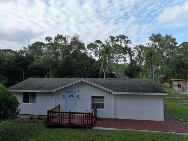 Foto del edificio - 13837-13858 58th Ct N